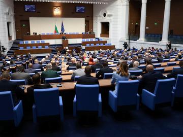 Мнозинството отхвърли две президентски вета за ДАР и ДАТО, само двама от БСП зад Радев