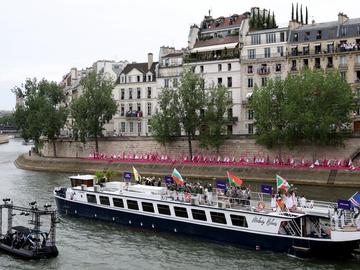 Париж откри Олимпиадата с блясък, музика, танци и проливен дъжд