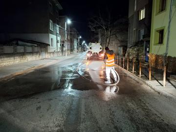 Служителите към звено „Чистота“ работят на терен от ранните часове на деня в диапазона от 4:00 ч. до 12:30 часа, за да не затрудняват движението. Снимка: Община Шумен.