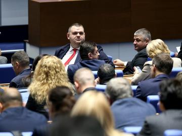 ДБ сезира ГДБОП за пътуванията на Пеевски и съмнения около обществени поръчки