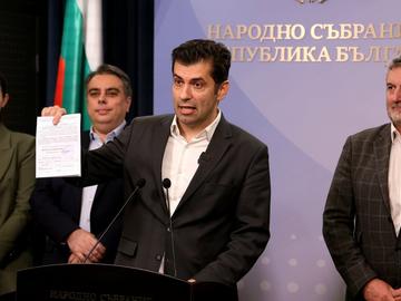 Петков обяви, че от днес е обвиняем, Бориславова се отказва от имунитета си след празниците