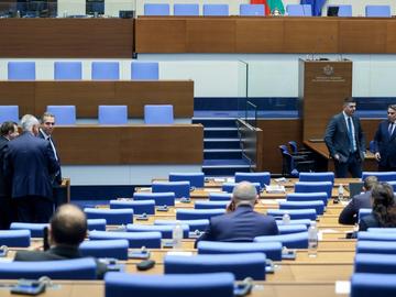 Заседанието на НС за Изборния кодекс пропадна, липсваха над половината депутати от БСП