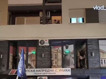 Обрат: Политици хвърляха яйца по протестиращи в Сърбия