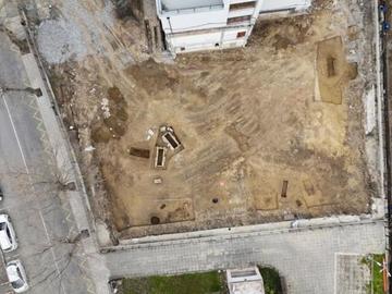 Откриха бронзов венец с позлата и старинни монети в двора на несебърско училище