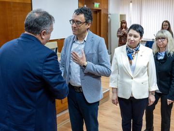 Д-р Николай Николов прие наградата за "медицински колектив"