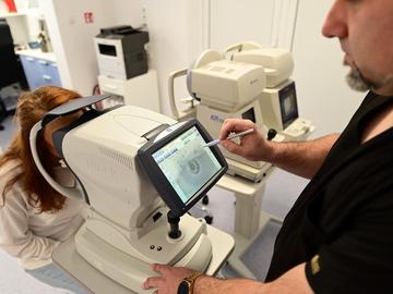 Центърът разполага с оптичен биометър за изчисляване на вътреочни лещи