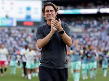 Куриозно: "Хванаха" мениджъра на Тотнъм с чаша на Арсенал