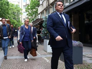 Асен Василев: Йотова е кандидат, който коленичи, докато Митрофанова е права