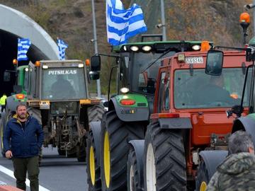 Блокадите на фермерите остават в цяла Гърция