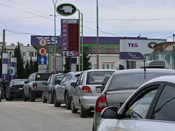 Петкилометрови опашки за бензин в Русия, шофьорите чакат до 36 часа