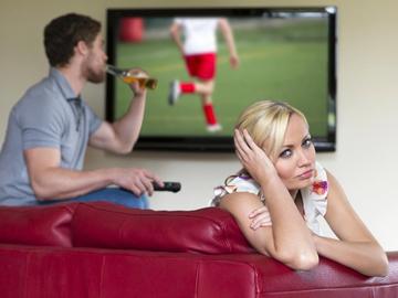 Какво правят жените, докато мъжете им гледат европейското по футбол