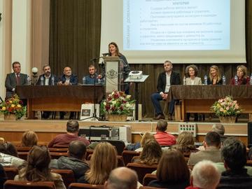 Даниела Пеева,  съпредседател на сдружение "Мост между поколенията", откри събитието