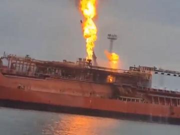Евакуация в Румъния заради горящ кораб с пробан-бутан след атака с дронове в Украйна