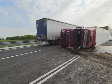 Камион с картофи се преобърна и блокира магистрала "Тракия"