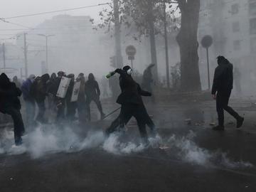 Камъни, коктейли "Молотов" и удари с чук: Над 100 ранени полицаи при сблъсъци в Торино