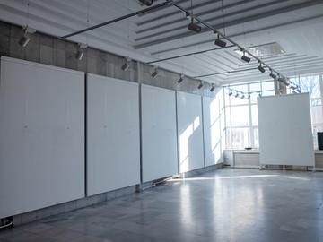 Изолация и гипсокартон ще се сложи върху мрамора в изложбената зала.