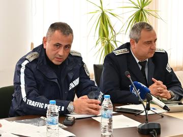 Инспектор Мирослав Миронов /вляво/ призова да се обърне повече внимание на качеството на използваната за пешеходни пътеки боя
