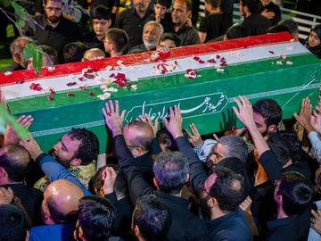 Иран подготвя 6-дневно погребение на аятолах Хаменей с делегации от 30 държави