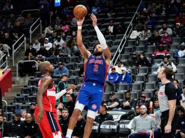 Луд мач: Ас на Детройт превърна баскетболното игрище в стрелбище