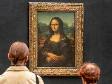 Посетители са арестувани в Лувъра, след като залепят свои картини до "Мона Лиза"