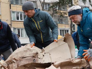 Васил Терзиев и доброволци чистиха боклука на "Люлин"