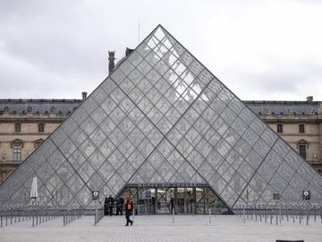 Появиха се нови карди от бягството на крадците в Лувъра