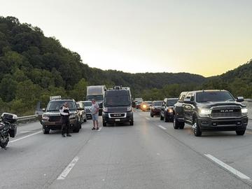 Стрелба край магистрала в Кентъки предизвика катастрофа, седем души са ранени