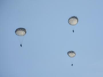 Двама парашутисти паднаха върху кола край София