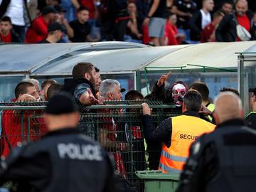 Грозни сцени: Бесни фенове на ЦСКА прекъснаха баража за Европа