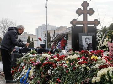 40 дни от смъртта на Навални: Поддръжниците му се събраха на възпоменателна церемония