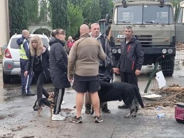 Спасено е възрастното семейство в автомобила, отнесен в морето на Елените