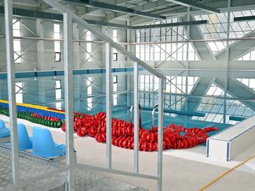 Басейнът вече е пълен с вода.