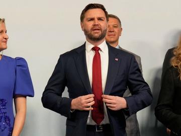 Илияна Йотова до Джей Ди Ванс и шефката на МОК на семейна снимка в Милано