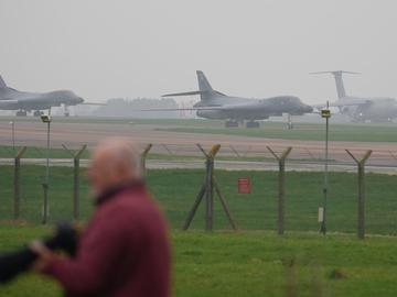 САЩ струпват тежки бомбардировачи в Англия