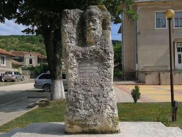 Не е военен паметник и този на партизанина Ангел Ангелов в село Янково, Снимка: Регистър на Военните паметници в Област Шумен