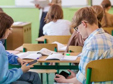 Учители в Румъния бойкотират втория учебен ден - влизат в час, но без да преподават