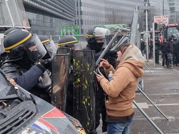 Сблъсъци между фермери и полиция пред Европейския парламент в Страсбург