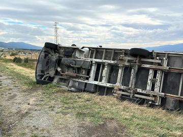 Силният вятър обърна камион на Подбалканския път край Мъглиж