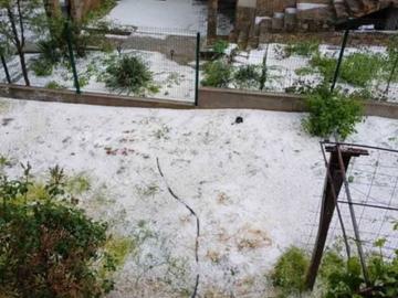 Градушка колкото орех удари Асеновградско, улици в Хасково се превърнаха в реки