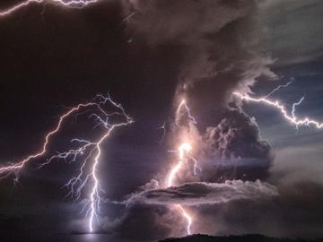 Мълния рани 89 души в Бразилия на митинг в подкрепа на Болсонаро