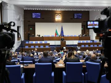 Мнозинството в НС отхвърли без аргументи ветото на Радев за особения управител на "Лукойл"