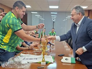Златен медал от международната спартакиада подариха учители на кмета Христо Христов