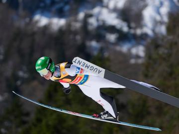 Австрия триумфира в отборната надпревара в ски скоковете