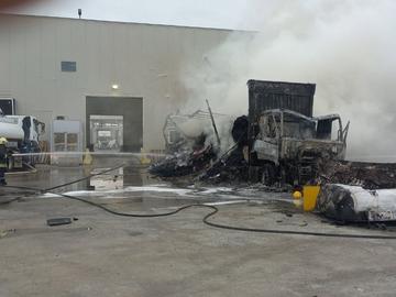 Камион изгоря на ГКПП "Капитан Андреево" след експлозия, засегна сграда на митницата и друг тир