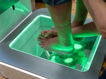 По време на анализите специалистите използват 3D технология FootBalance за изследване на сводовете