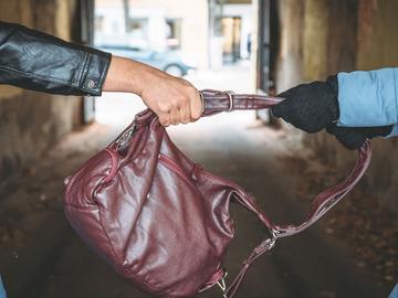 Отмъкнаха чанта с току що превалутирани над €25 000 от възрастни съпрузи в Кюстендил