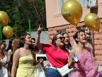 В Професионална гимназия по икономика тази учебна година завършиха 93 дванайсетокласници