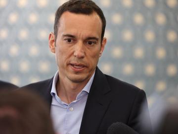 Терзиев: Исканията на синдикатите ни отдалечават от програмата ни, 400 млн. лева са 800 автобуса