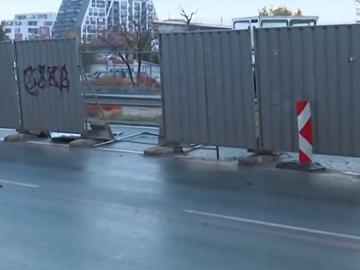 Предпазна ограда от изкопа за метрото се откъсна и удари движеща се кола в София