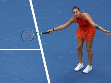 Глобиха Сабаленка заради псувни и счупена ракета във финала на US Open